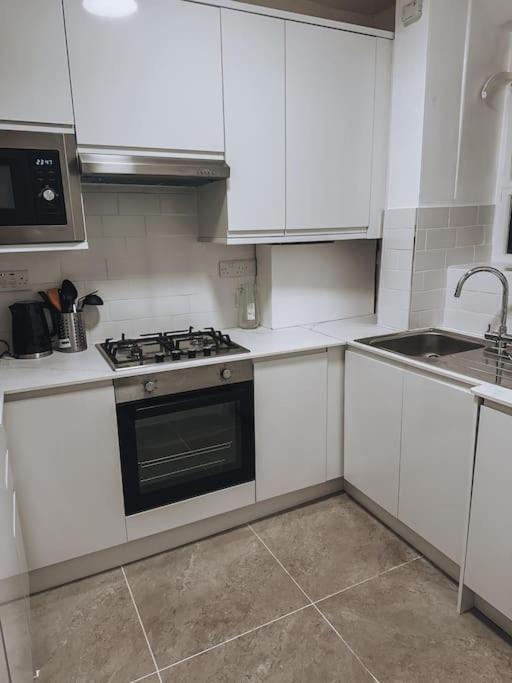 Modern Flat In * Londra