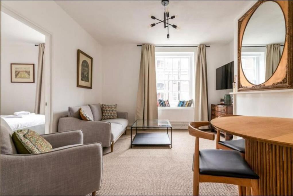 Modern Flat In Londra